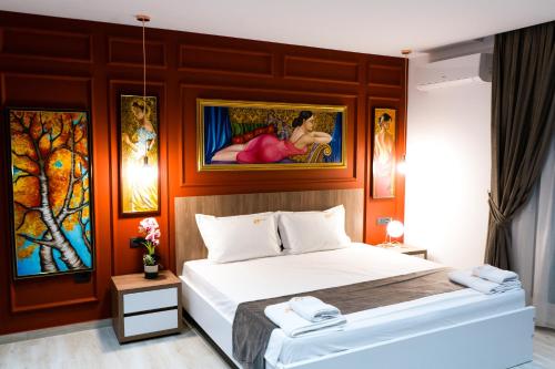 地拉那Jata Crown Hotel的一间卧室配有一张壁画床