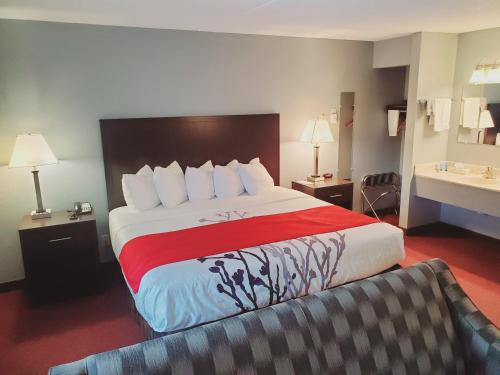 黑石山林小屋和套房酒店客房内的一张或多张床位