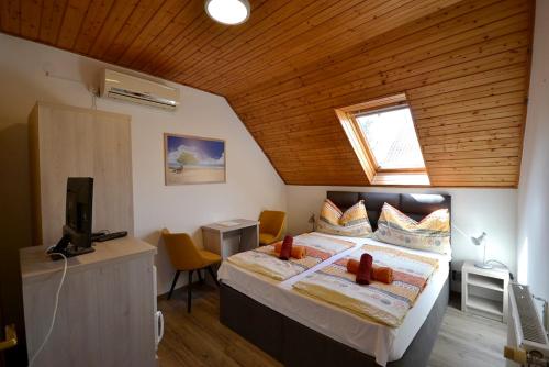 凯斯特海伊Guest House Silatti的一间卧室设有一张带木制天花板的大床