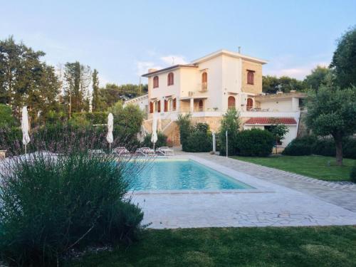曼杜里亚Tenuta Cardinale的别墅前设有游泳池