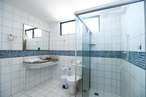 阿拉卡茹Hotel da Costa By Nobile的一间带卫生间和玻璃淋浴间的浴室