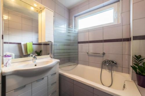 斯诺基Apartman MELANI的一间带水槽、浴缸和淋浴的浴室