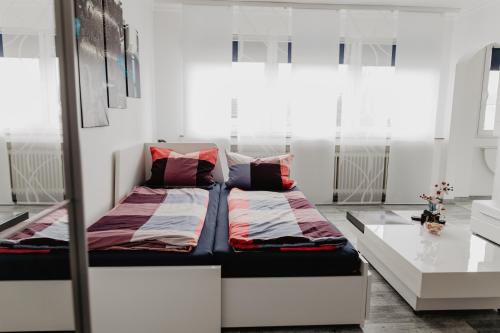 盖尔森基兴SK Apartments - Blue的一间卧室配有一张床和一张桌子