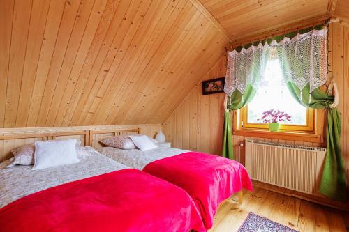 Kurpiowska Chatka客房内的一张或多张床位