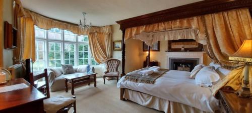 康威Glyn Isa Country House B&B and self catering Lodge的一间带大床的卧室和一间客厅