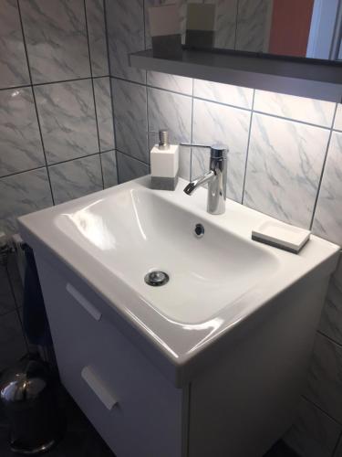米尔施塔特Seewohnung Zentral的浴室设有白色水槽和镜子