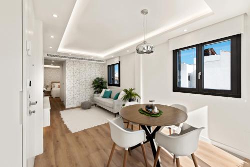 EsteponaSunny modern Apartment Perfect located的用餐室以及带桌椅的起居室。