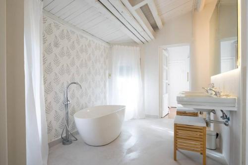 圣阿古斯丁-德瓜达利克斯Preciosa Villa de Campo / Wonderful Country Villa的白色的浴室设有浴缸和水槽。