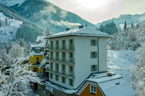 巴德加斯坦Nefer, Haus的一座白色的大建筑,屋顶上积雪