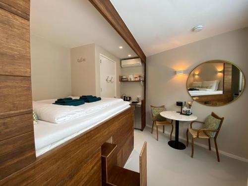 阿姆斯特丹Houseboat Sophia的客房设有床、桌子和镜子