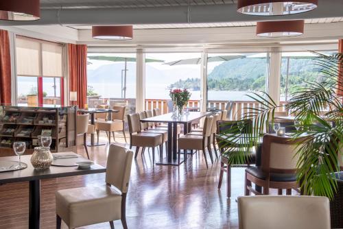 Lavik Fjord Hotel & Apartments餐厅或其他用餐的地方