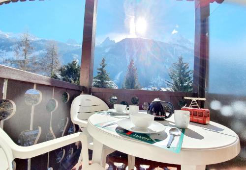 夏蒙尼-勃朗峰La Riviere Vue Mont Blanc的山景阳台上的桌子