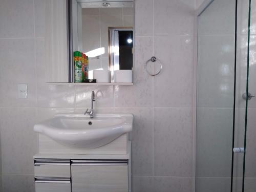 佩尼亚Casa da Oma的白色的浴室设有水槽和淋浴。
