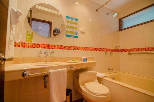 瓜尔内Hotel Piedras Blancas - Comfenalco Antioquia的浴室配有卫生间、盥洗盆和浴缸。