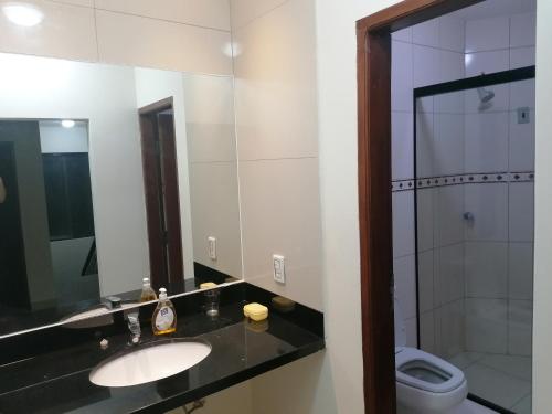 圣克鲁斯El Prado的一间带水槽、卫生间和镜子的浴室