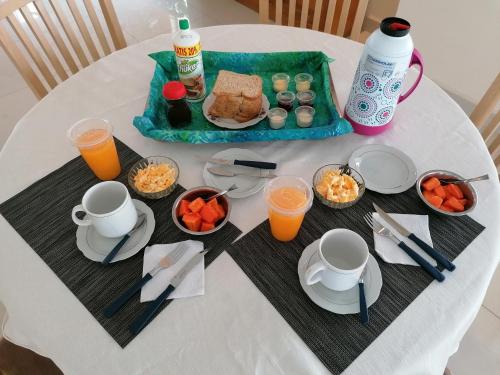 圣克鲁斯El Prado的餐桌,包括食物和橙汁