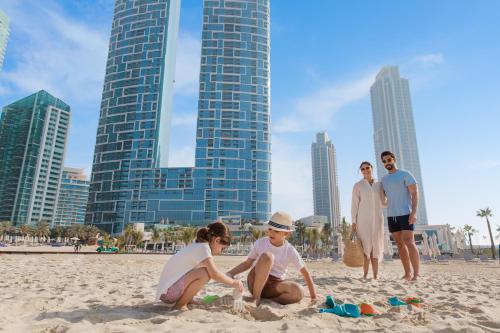 迪拜迪拜海滩地标度假村的一群人在沙滩上玩