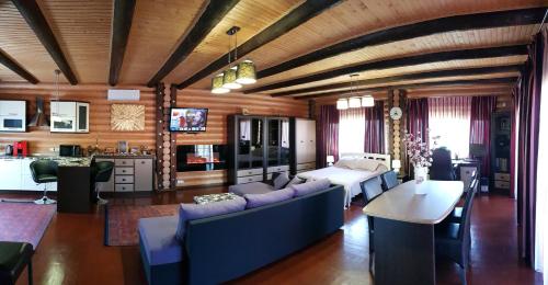 切尔诺夫策Luxury apartments with pool and sauna in the Villa的带沙发的客厅和用餐室