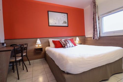 谢尔河畔阿瑟ACE Hôtel Travel Athée sur Cher的酒店客房配有一张床铺、一张桌子和一张书桌。