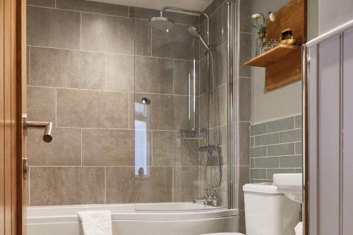 布莱克本The Millstone, Mellor的带淋浴、卫生间和盥洗盆的浴室