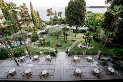 加尔多内-里维耶拉贝尔维尤酒店 的享有公园的空中景致,配有桌椅