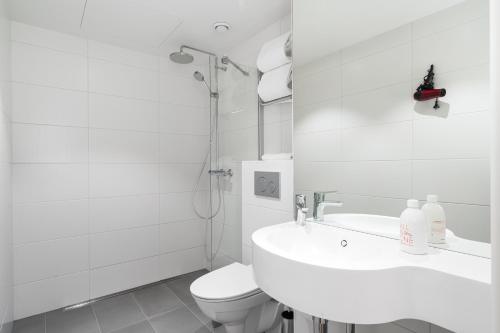 图尔库Omena Hotel Turku Kauppiaskatu的白色的浴室设有卫生间和水槽。