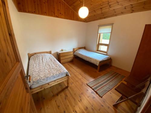 VokaKasteheina kodu的小房间设有两张床和窗户
