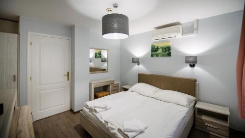 索尔沃什豪华酒店的卧室配有白色的床和白色天花板