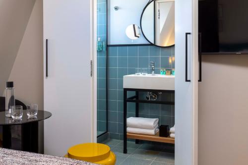 塞纳河畔讷伊Hotel Le 37 Bis的一间带水槽和镜子的浴室