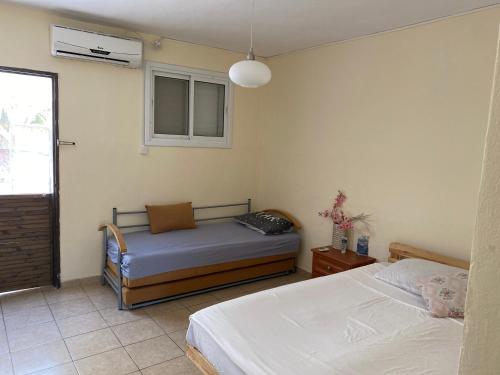 尼夫佐哈齐默尔多拉酒店的一间卧室设有两张床和窗户。