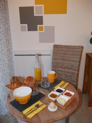 LeubringhenOpale des Caps的一张桌子,上面放着早餐食品和橙汁