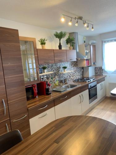 米卢斯Sion City Mulhouse centre的厨房配有棕色和白色的橱柜和桌子