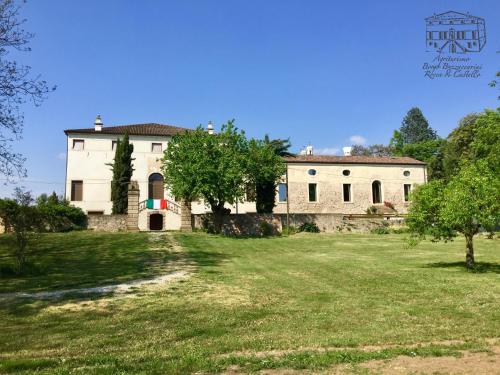 蒙塞利切Agriturismo Borgo Buzzaccarini Rocca di Castello的前面有草地的老房子