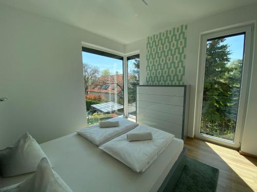 巴拉顿菲赖德#Brand New#Luxury Garden House in the Center#的白色的卧室设有床和大窗户