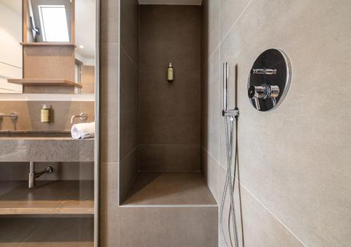 卡尔帕索斯SOPHID Wellness Suites Karpathos的带淋浴和盥洗盆的浴室