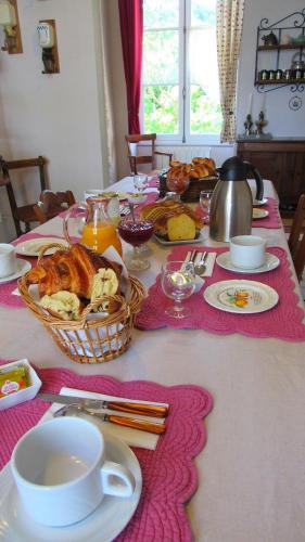 Saint-Dyé-sur-LoireLe Clos Joséphine的餐桌,带餐桌布,带食物和茶壶