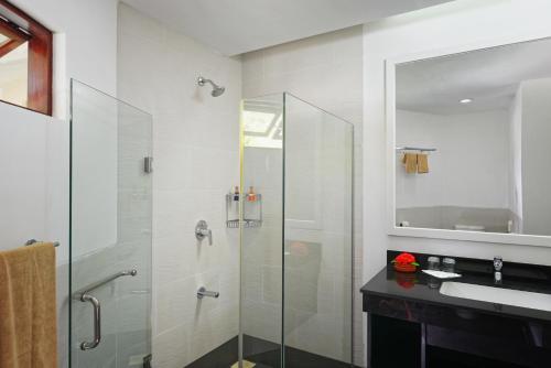南马累环礁艾布度乡村度假村的一间带玻璃淋浴和水槽的浴室