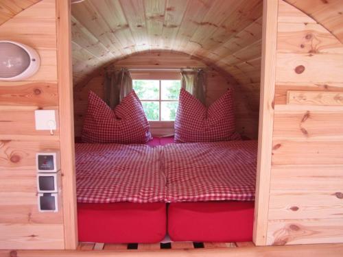 金茨堡Schlaffass-Camping Gutshof Donauried的一个小房子里小房间里的一个床