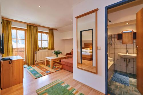 费尔兹姆斯Aparthotel Lieblingsplatz的酒店客房设有浴室和卧室