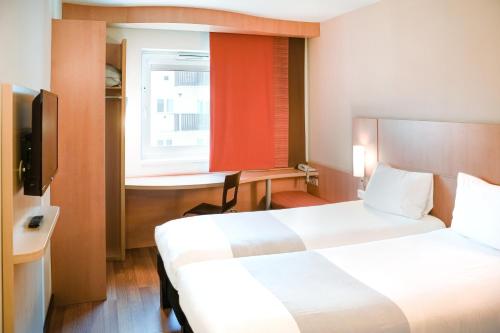 杰尔杰尔宜必思酒店的酒店客房设有两张床和窗户。