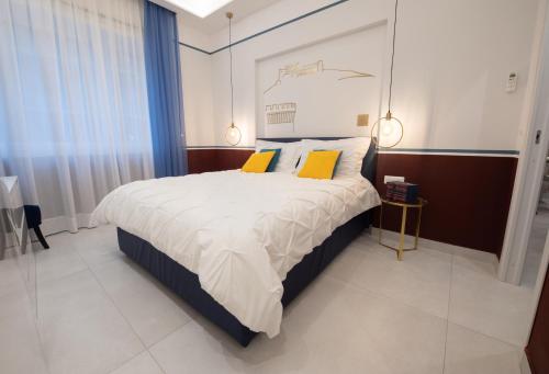 那不勒斯Napoli City Center - Appartamenti e Camere的一间卧室配有一张大床和两张黄色枕头