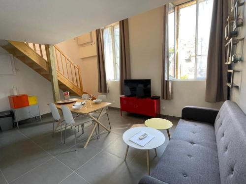 圣艾米隆Les logis des Vignobles Sainte Emilion en Duplex n 3 avec terrasse的客厅配有沙发和桌子