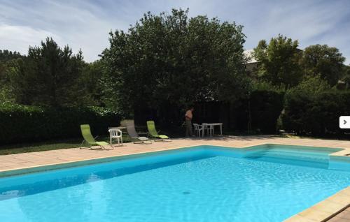 普罗旺斯地区阿莱马尼Gîte Ciel Bleu Château d'Allemagne En Provence的一个带椅子和桌子的游泳池,