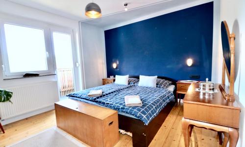 Zagorje ob SaviBergmannhaus的一间卧室设有一张床和蓝色的墙壁