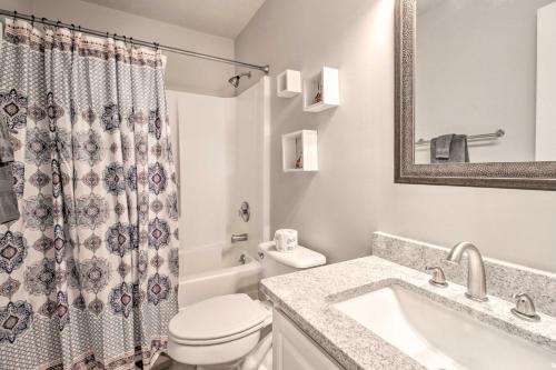 Ideally Located Luxe Beach House on Tybee Island的一间浴室