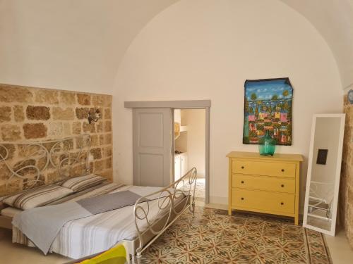 马蒂诺La casa dei Bombi - Polline (casa da 2)的卧室配有一张床,墙上挂有绘画作品