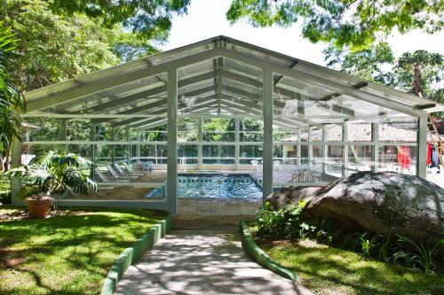 阿蒂巴亚Eldorado Atibaia Eco Resort的花园中带游泳池的凉亭
