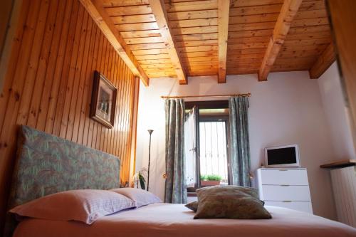 波里奥特米Casa Vacanza Scacco d' Argento的一间卧室设有一张木天花板床。