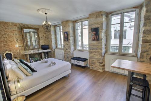 瓦讷Appartement centre-ville CHIC的卧室配有床、桌子和窗户。