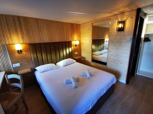 富瓦The Originals Access, Hôtel Foix (P'tit Dej-Hotel)的卧室配有带毛巾的大型白色床